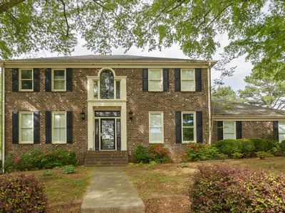 113 E Queensbury Ln