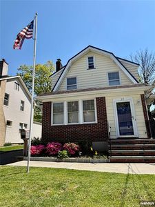 27 Roosevelt Ave