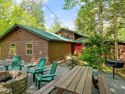 716 Country Oaks Dr