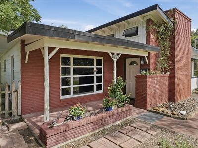 1031 N Live Oak St