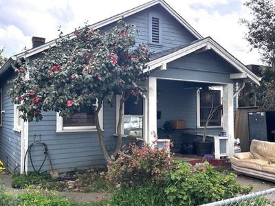 453 Grand Ave