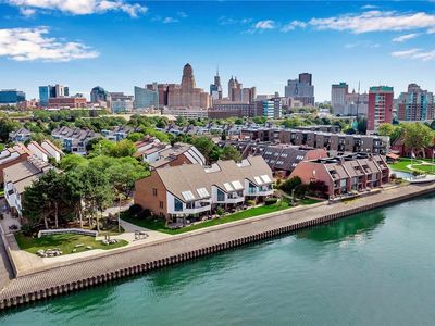 36 Harbour Pointe Cmn