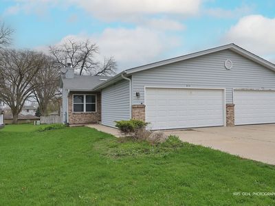 Property at 972 Pleasant St, Woodstock, IL