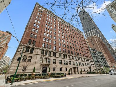 227 E Delaware Pl #8C