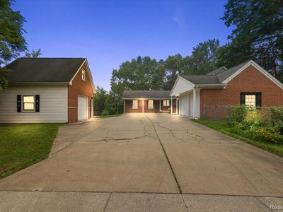 869 Central Dr