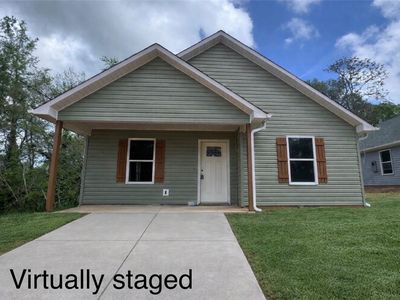 822 Delia St