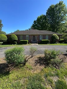 1335 Lois Ln