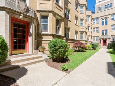 6819 N Lakewood Ave APT 3E