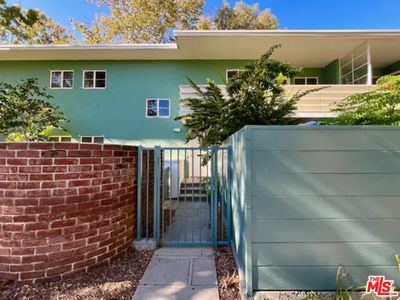 5328 1/2 Village Grn