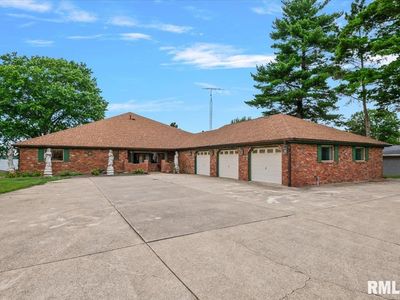 1013 E Lake Shore Dr