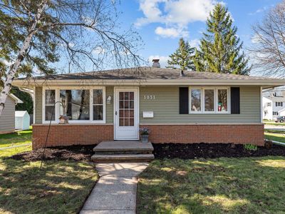 1031 W Roberts Ave