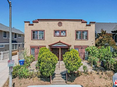 1662 S Hobart Blvd