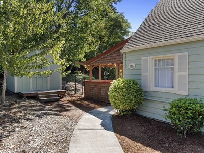 2226 SW Iowa St