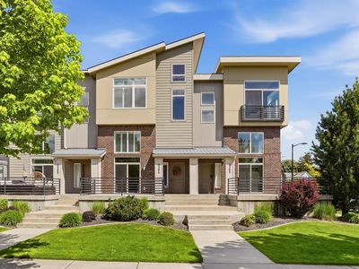 2304 W Summit Pkwy