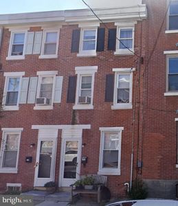 2128 E Hagert St
