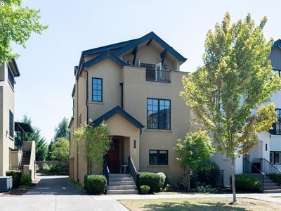 2883 Lord Byron Pl