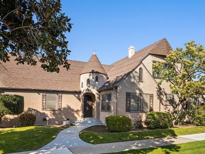 3006 N Van Ness Blvd