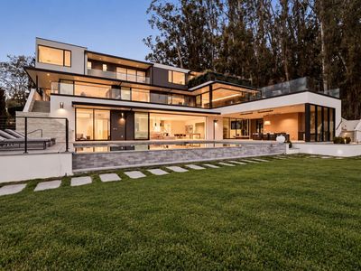 950 Macadamia Dr