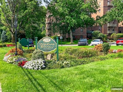 2339 Hudson Ter APT C7
