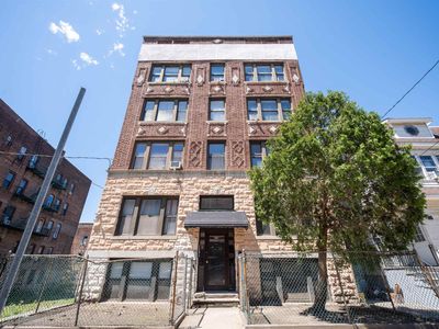 81 Romaine Ave APT 2L
