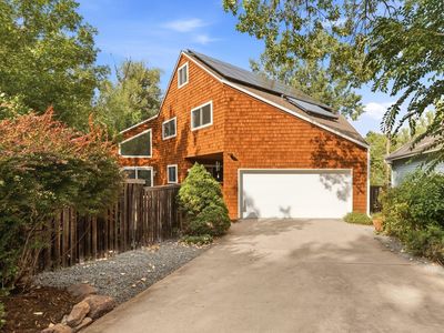 3416 Iris Ct