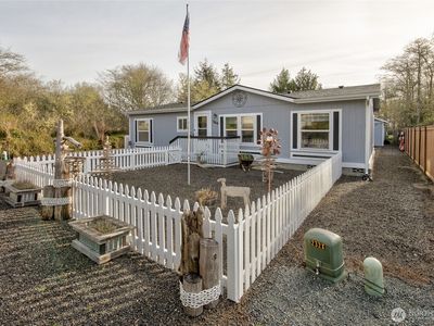 564 Chenois Avenue NE