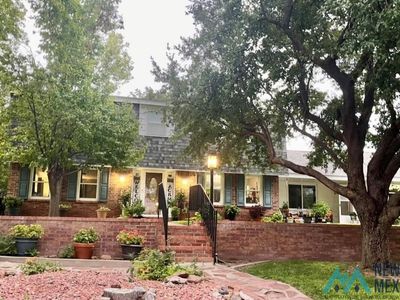 1207 W Riverside Dr