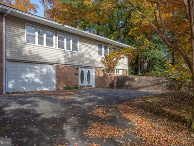 5715 Massachusetts Ave