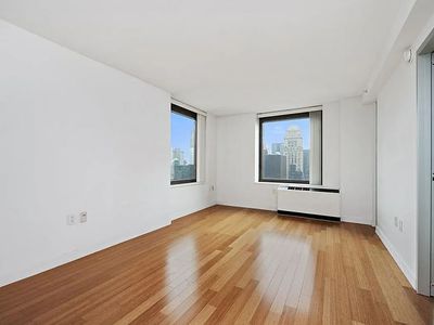 100 W 39th St APT 42E