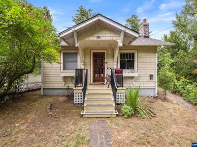 802 Cottage St NE