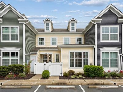 302 Promenade Ln
