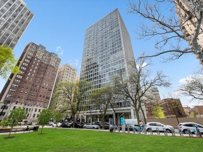 2400 N Lakeview Ave APT 1002