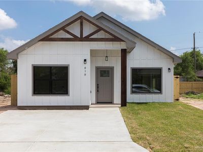 818 E Chapa Ave
