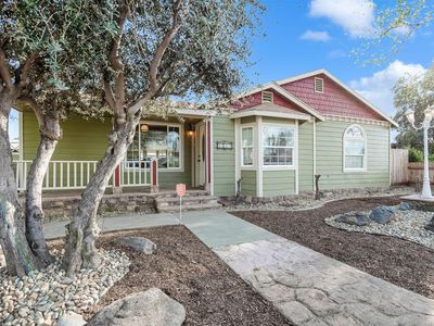 1085 E Academy Avenue