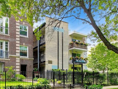 1125 W Lunt Ave APT 203
