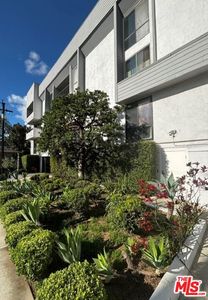 906 N Doheny Dr APT 221