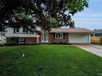 38 Sandhurst Ln