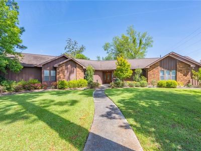 220 W Magnolia St