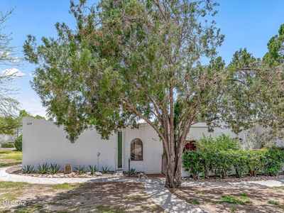 629 W Las Lomitas Rd