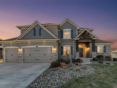 1907 NE Parks Summit Blvd