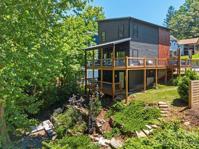 158 Simcoe St