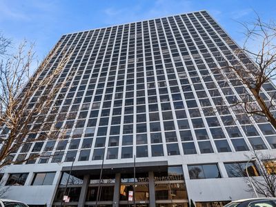 4343 N Clarendon Ave APT 2401