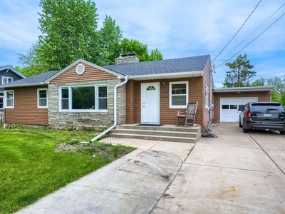 212 Woodley St W