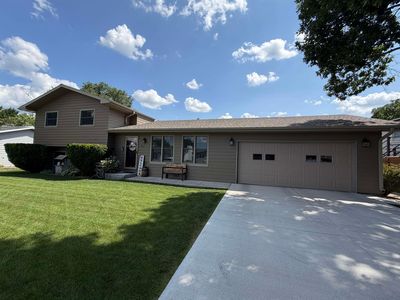 902 Hackberry Rd