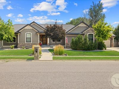 1215 Vineyard Way