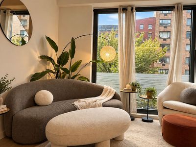 500 W 45th St #209