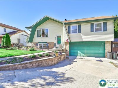 Property at 121 Woodcrest Cir, Allentown, PA