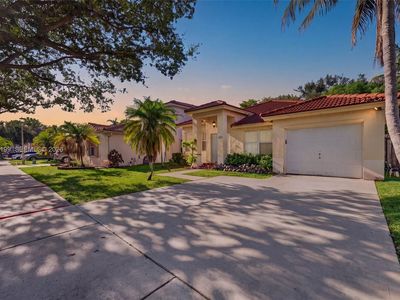 Property at 13976 S Cypress Cove Cir, Davie, FL