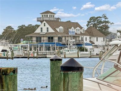 423 Harbour Pt APT 306
