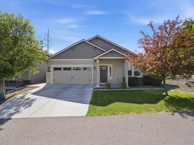 557 Roslyn Ct